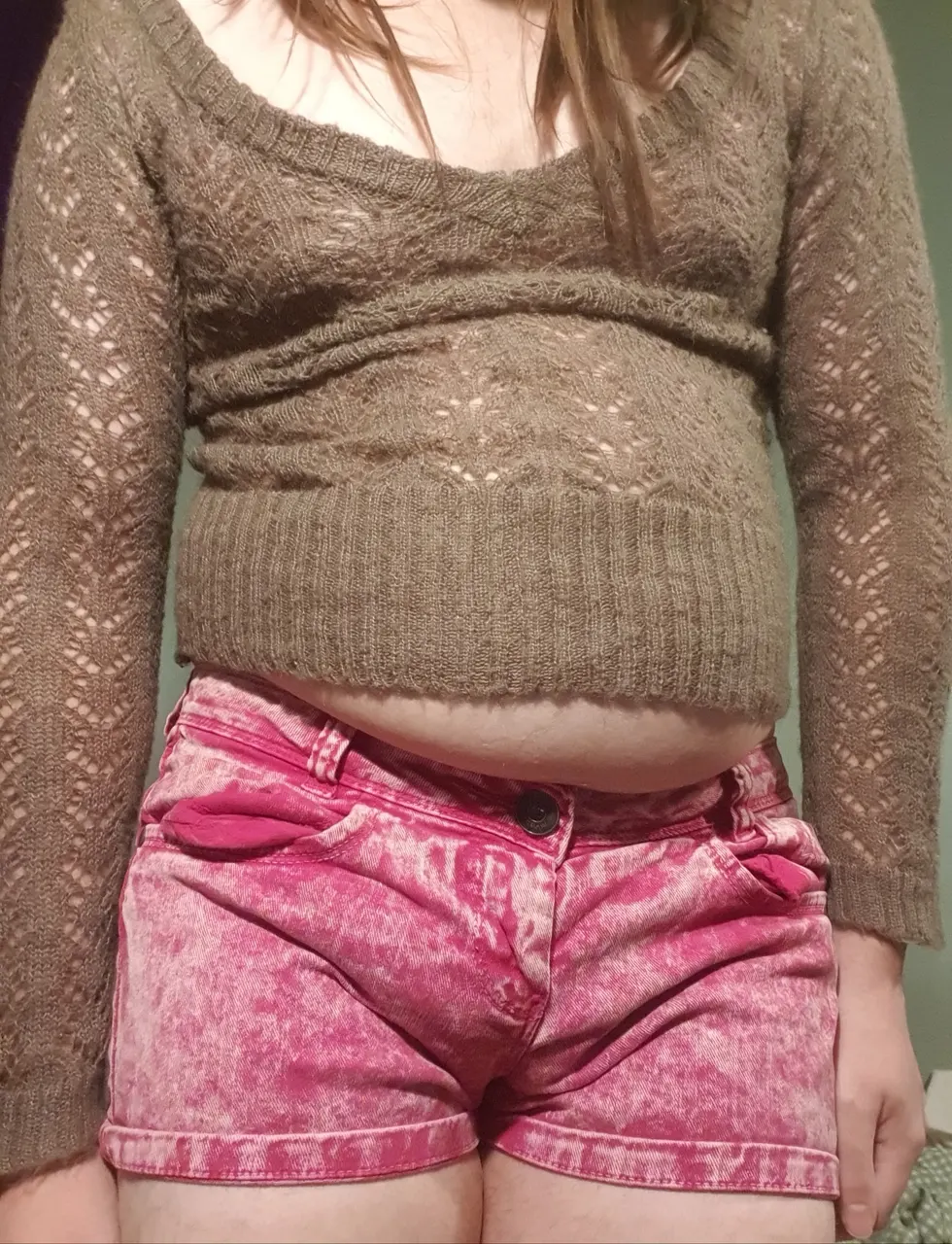Sisyy in short shorts