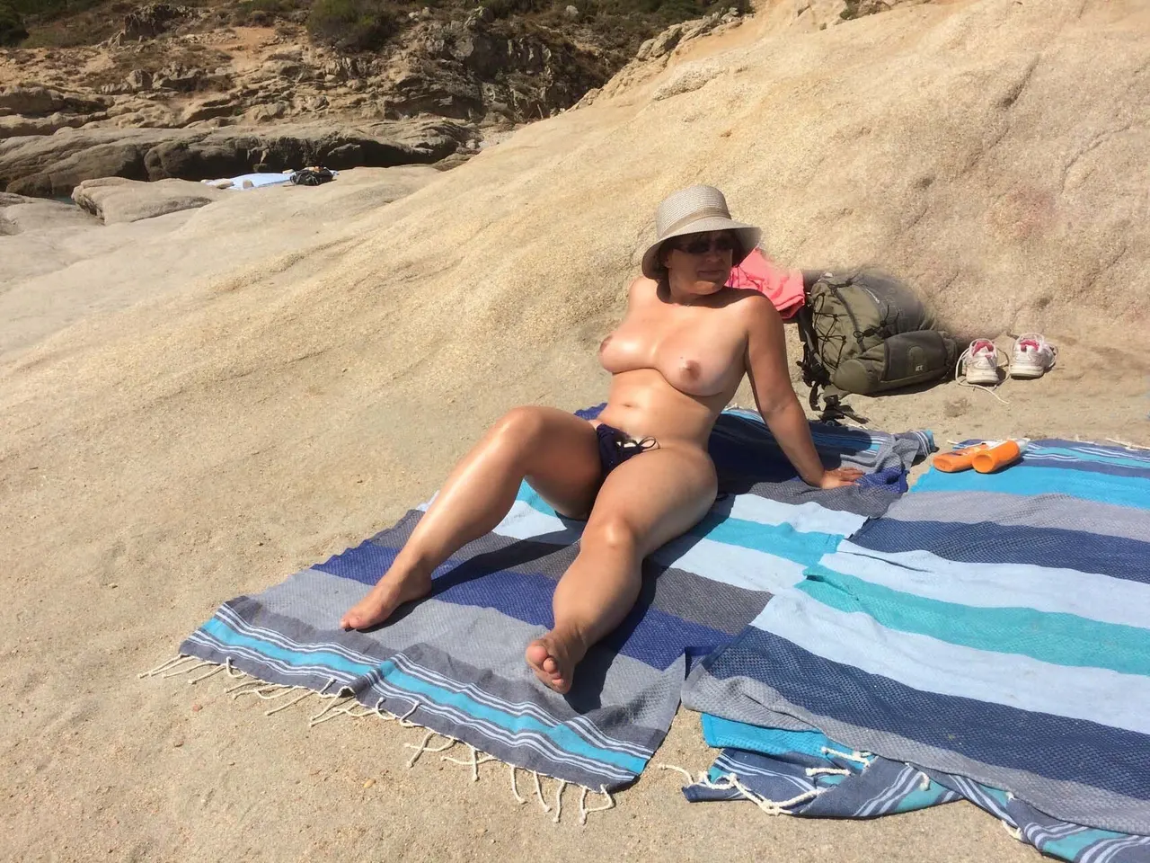Petisa Culona se cuela unos dedos