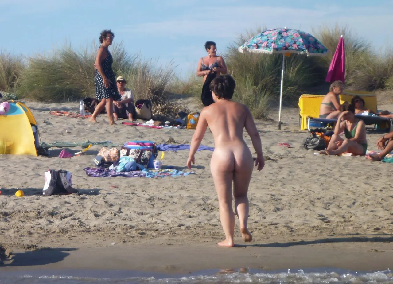 Petisa Culona se cuela unos dedos