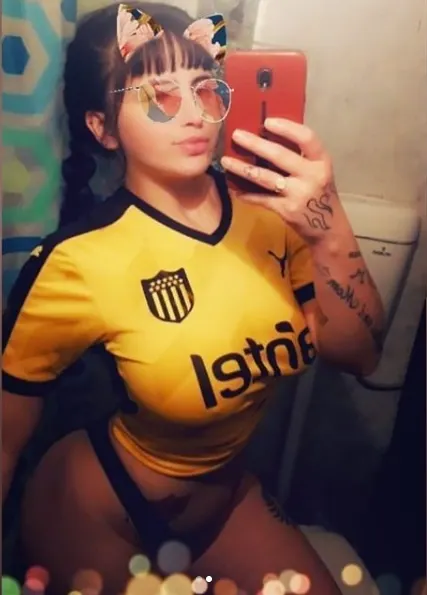 Uruguaya con tremendas tetas y culo