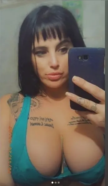 Uruguaya con tremendas tetas y culo
