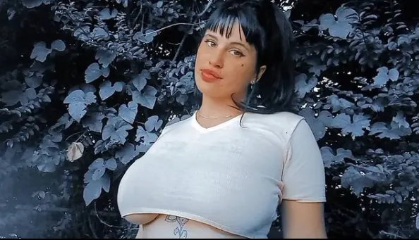 Uruguaya con tremendas tetas y culo