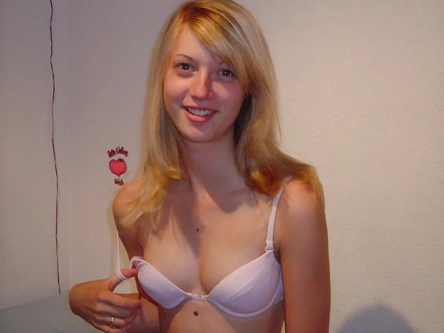 Hermosa chica rubia posando
