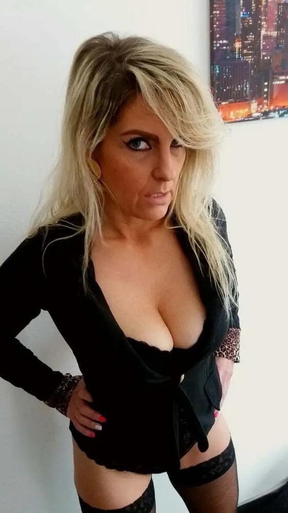Milf rubia posando desnuda