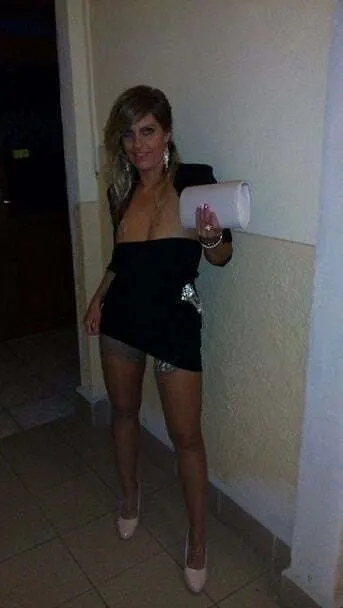Milf rubia posando desnuda