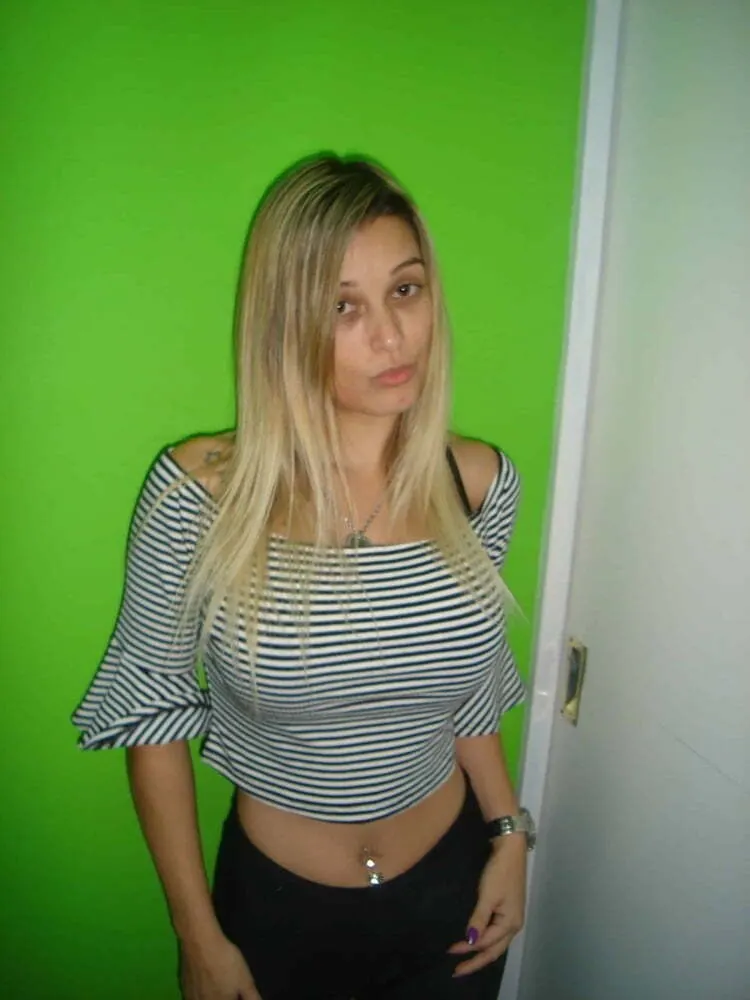 Hermosa rubia desnudándose en el hotel