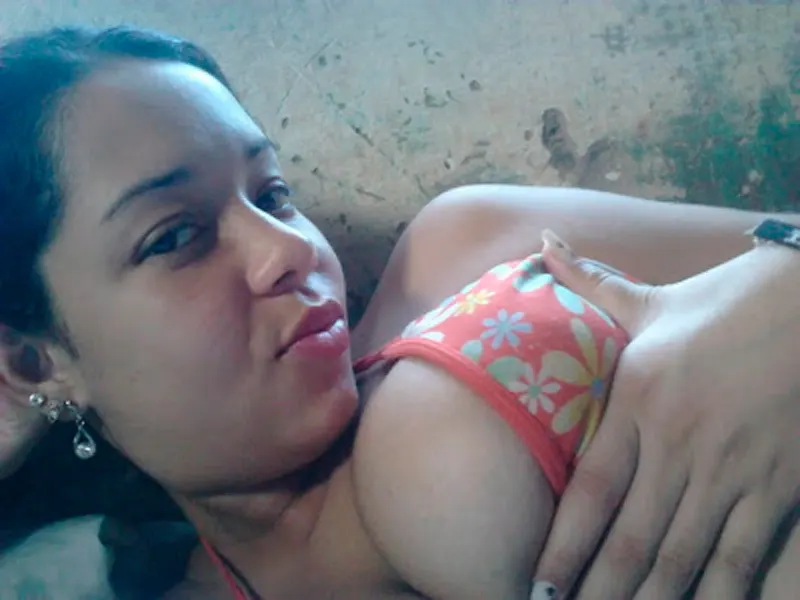 Una latina caliente con lindas tetas