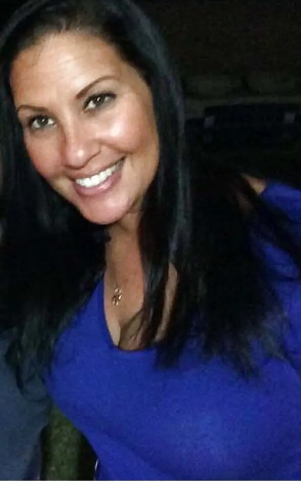 Una morena de grandes tetas