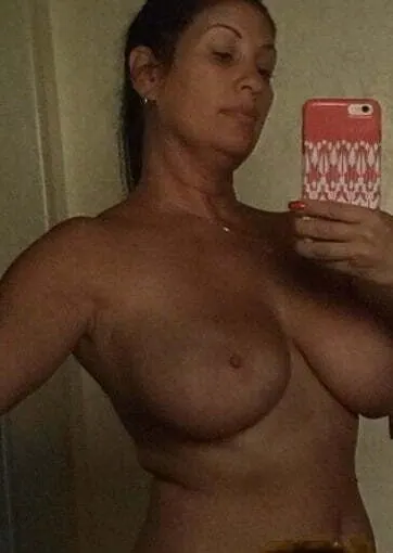 Una morena de grandes tetas