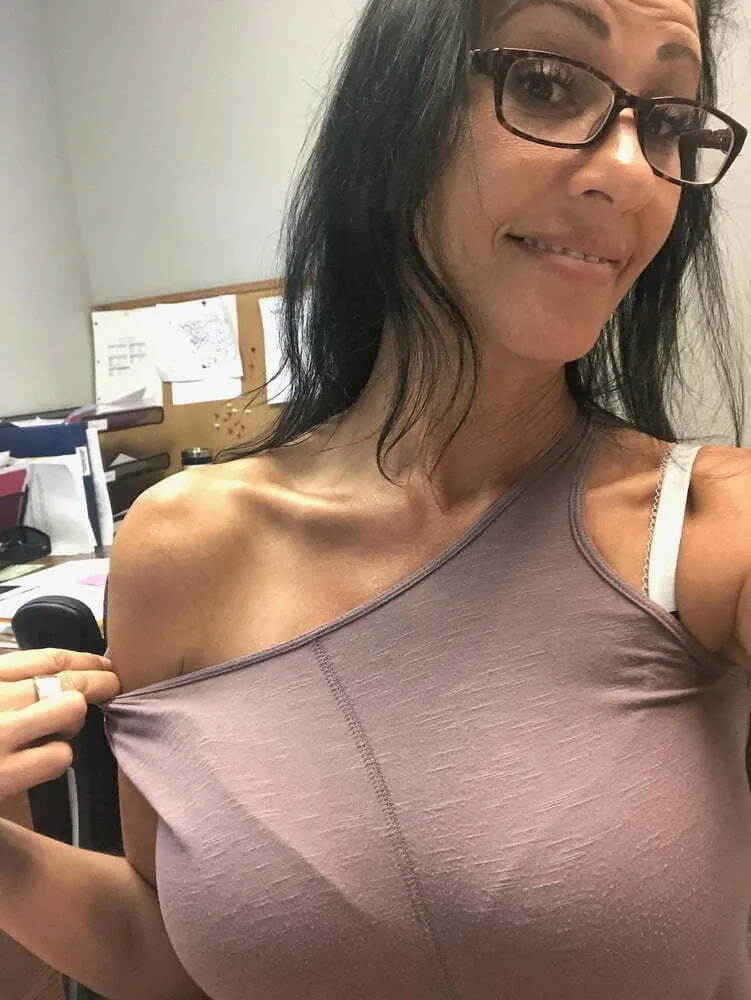 Una morena de grandes tetas