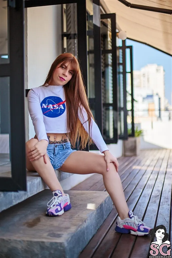 Avalonina Suicide, Candy astronaut girl on land