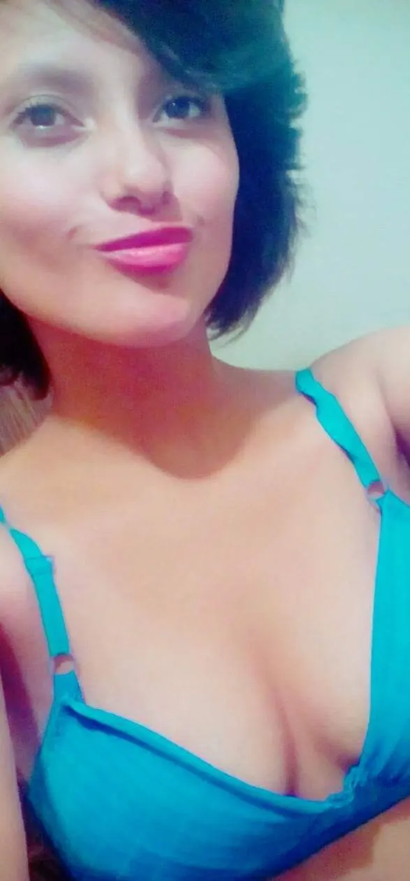 Me muestra sus tetas suculentas