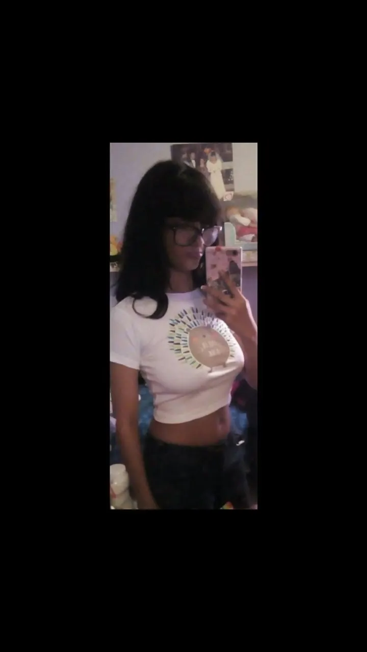 Me muestra sus tetas suculentas