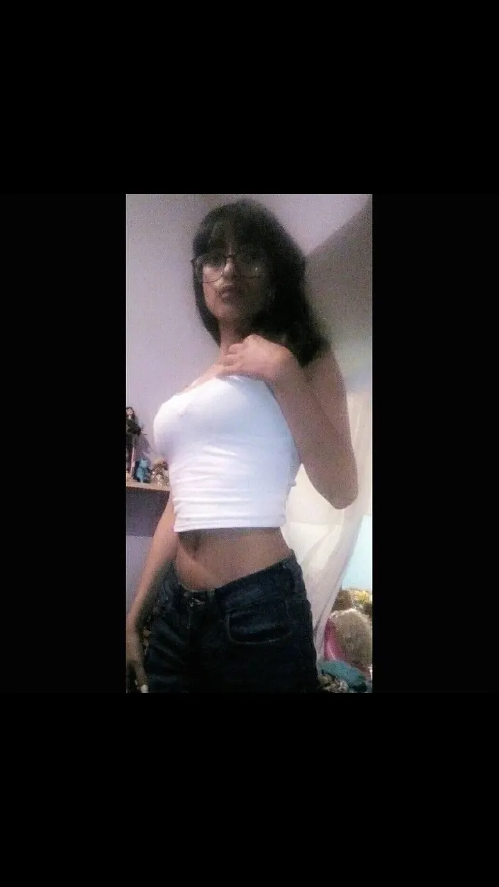 Me muestra sus tetas suculentas