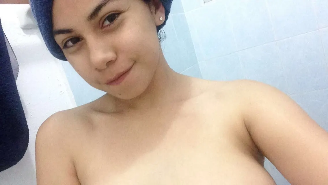 Se abre de patas en el baño