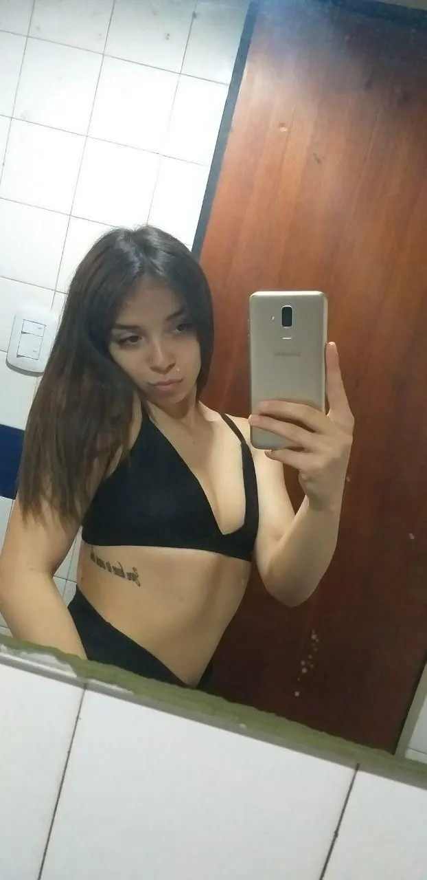 Hermosa nena en tanga