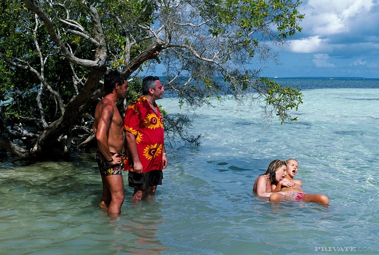 Amigos a la orilla del rio