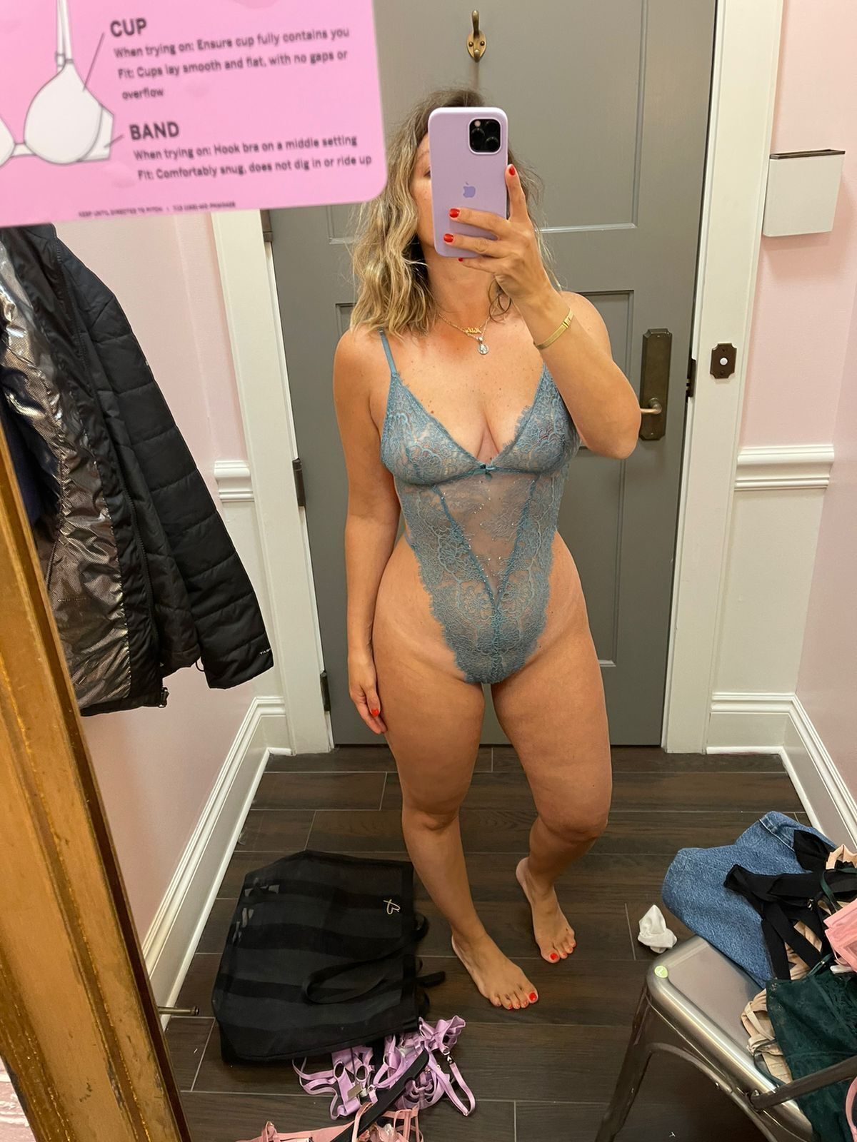 Cornudo pito chico muestra su hotwife