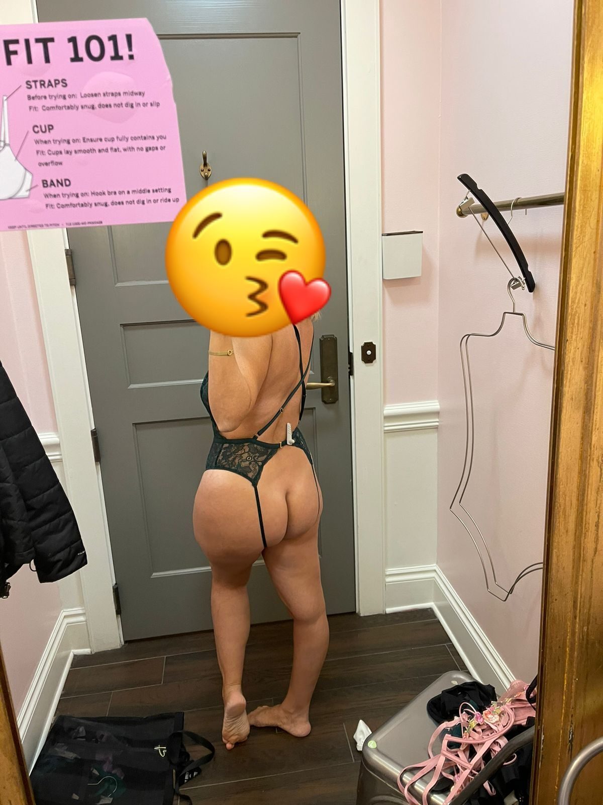 Cornudo pito chico muestra su hotwife