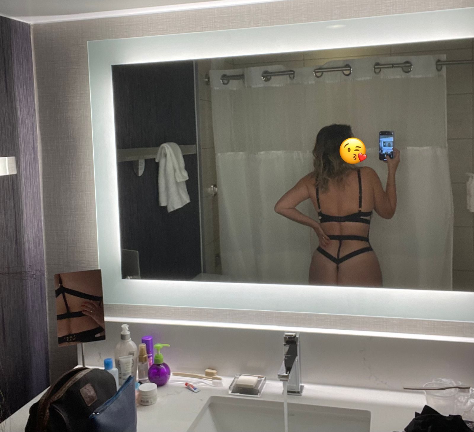 Cornudo pito chico muestra su hotwife