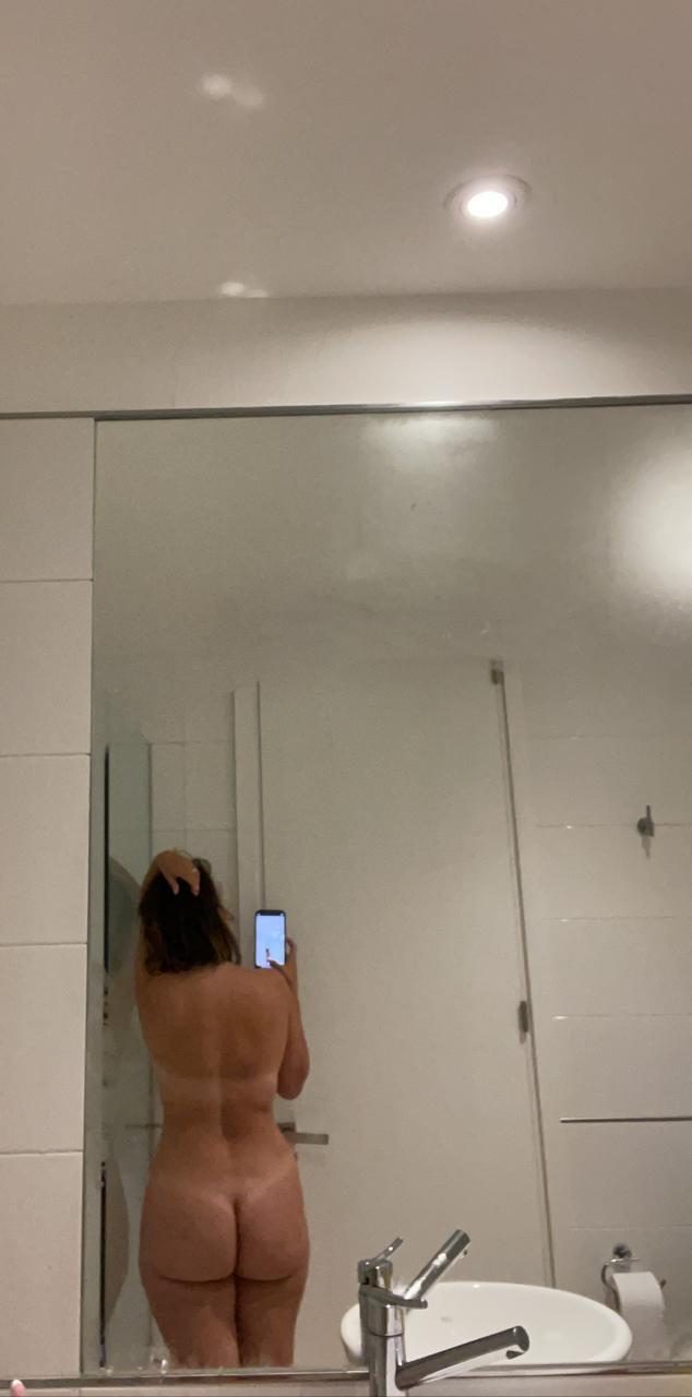 Cornudo pito chico muestra su hotwife