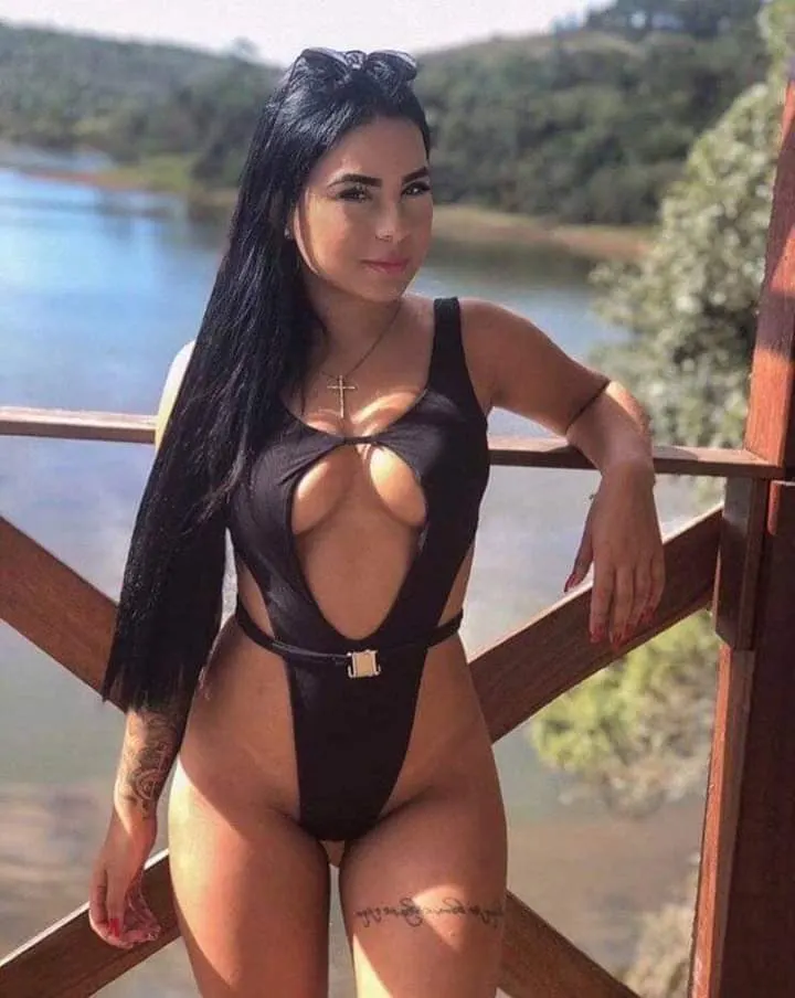 Morenita con un culo delicioso