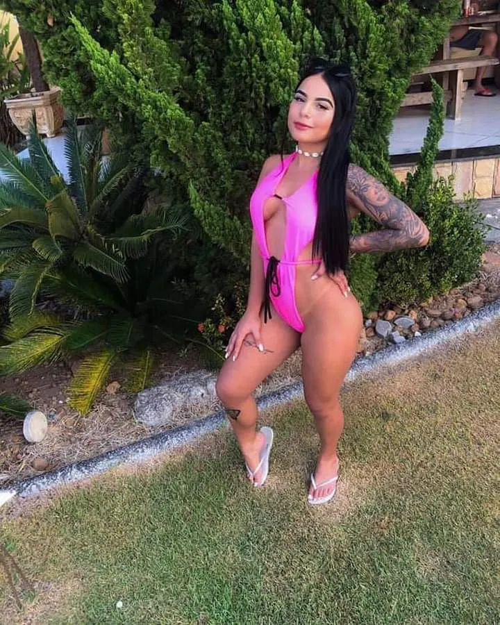 Morenita con un culo delicioso