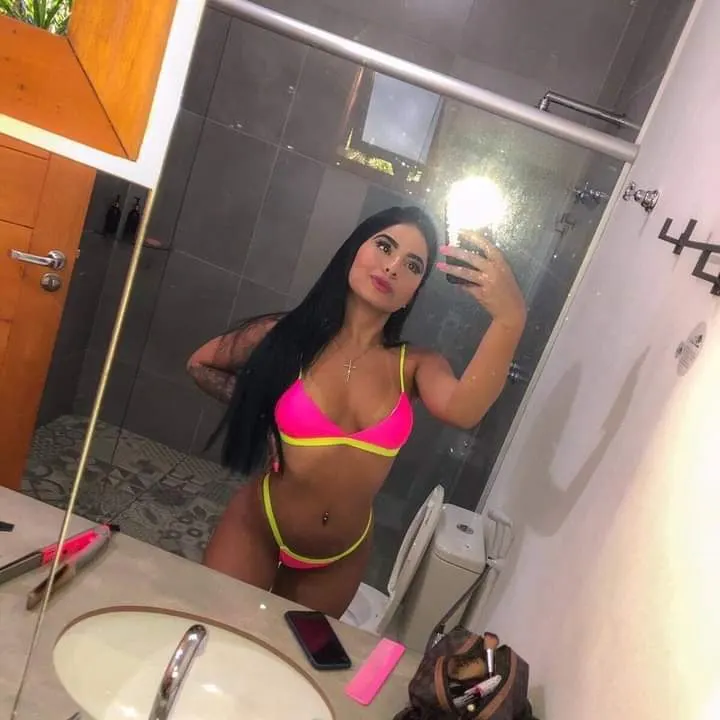 Morenita con un culo delicioso