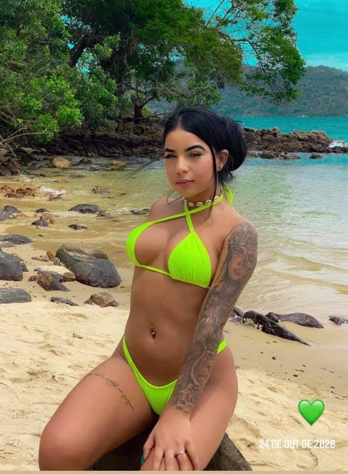Morenita con un culo delicioso
