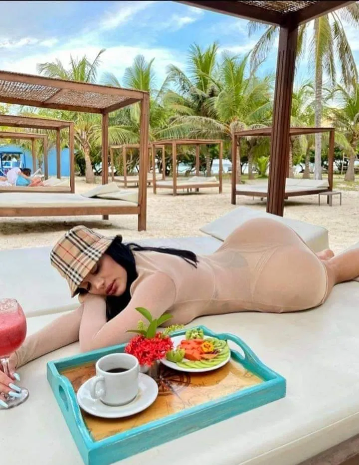 Sexxxy