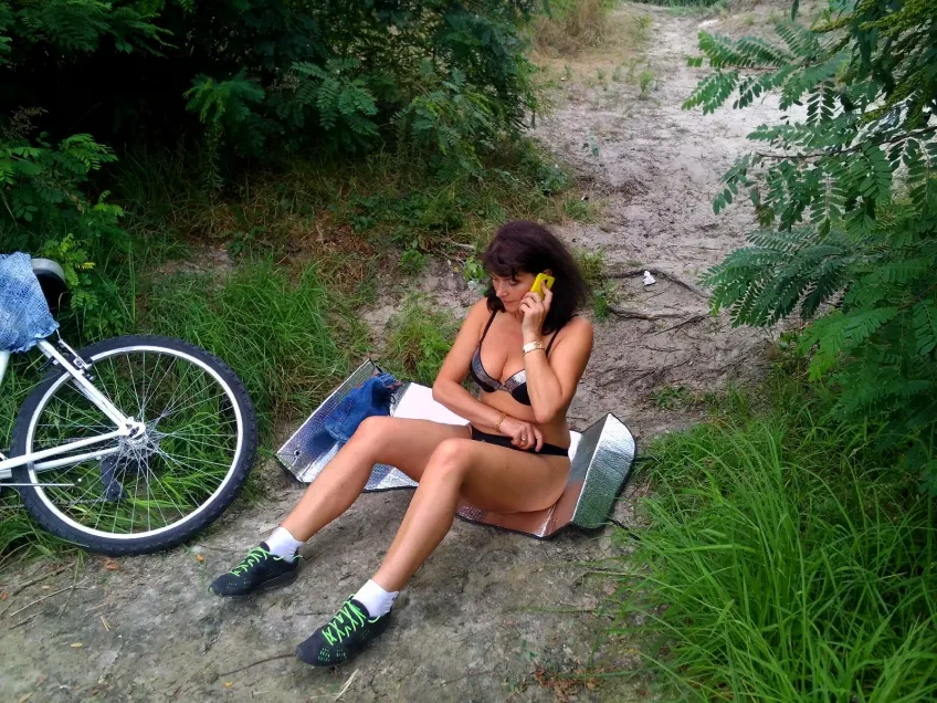 Milf Ciclista en bolas traga leche
