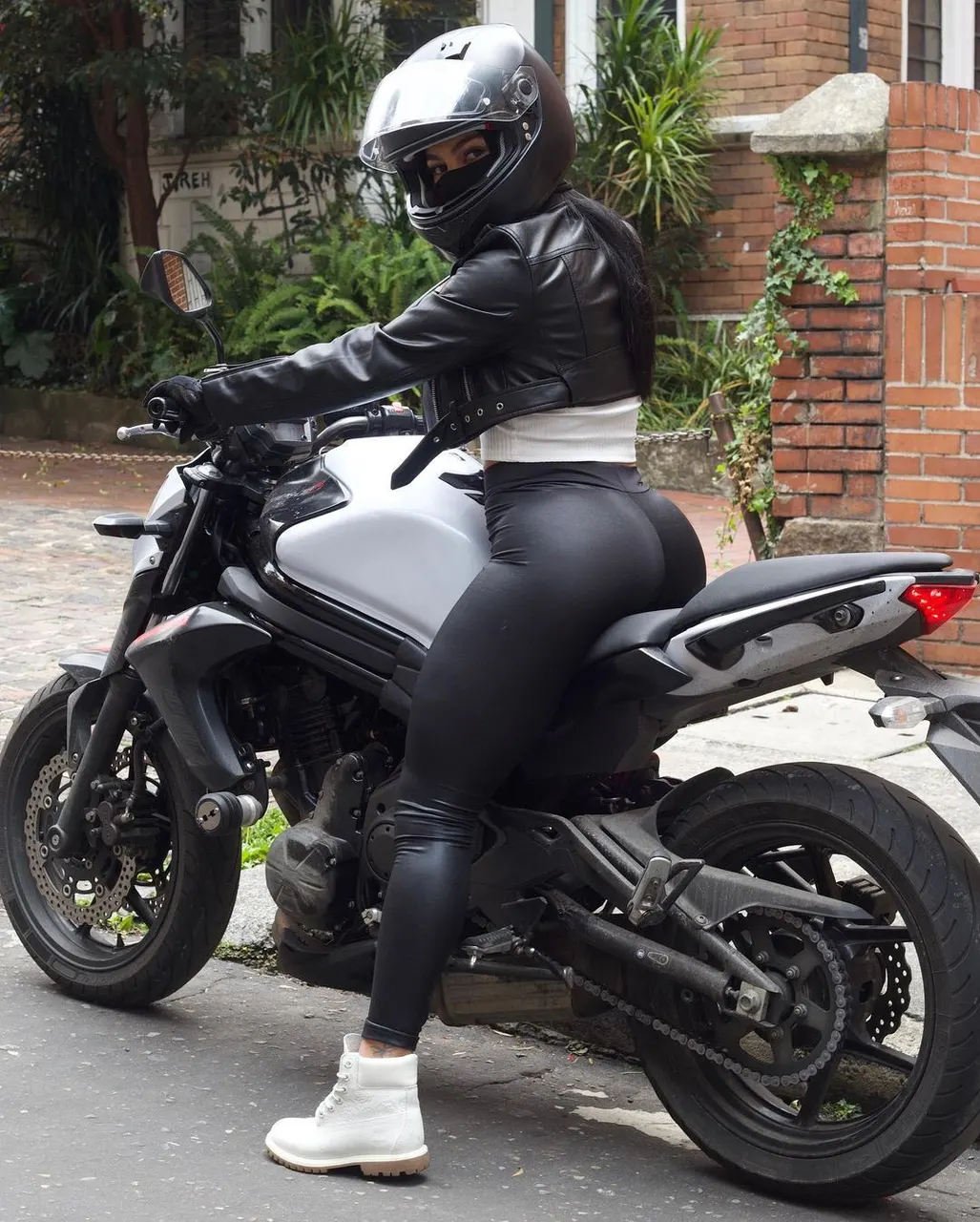 Motos y mujeres que más