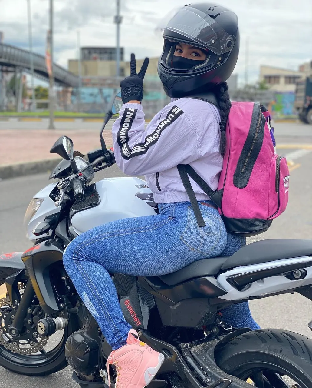 Motos y mujeres que más