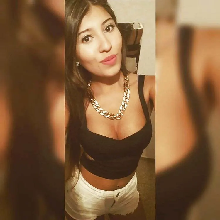 Promotora muy tetona