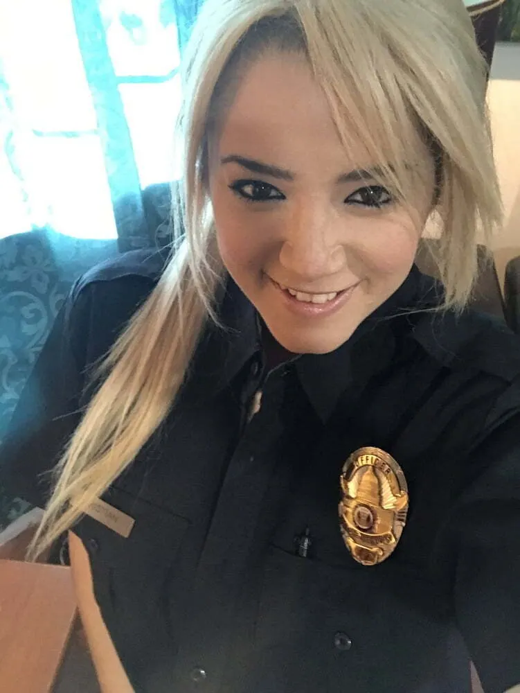 Trola muy caliente + policía que quiere confiscarte la lech