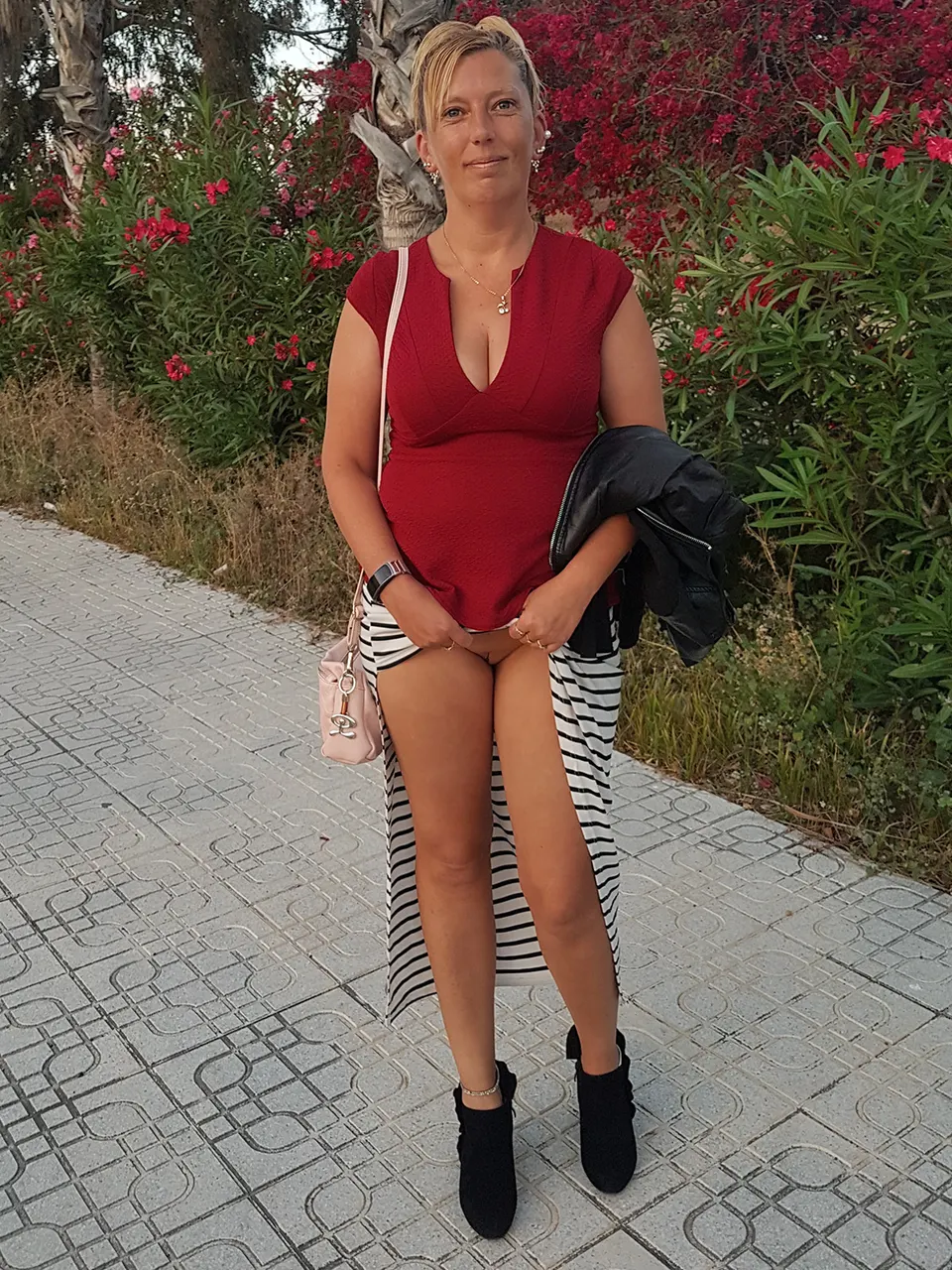 Esta milf te muestra y...