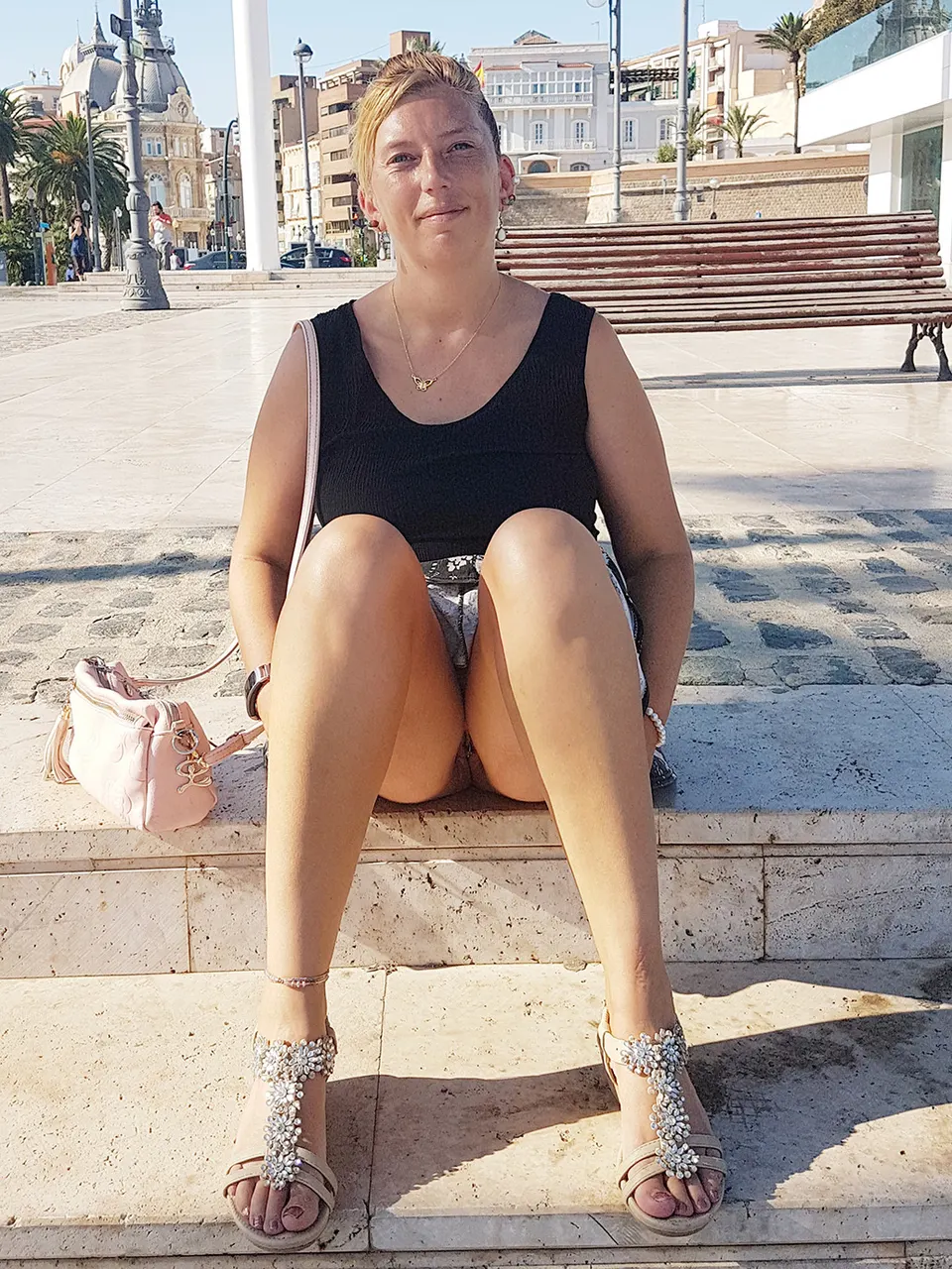 Esta milf te muestra y...