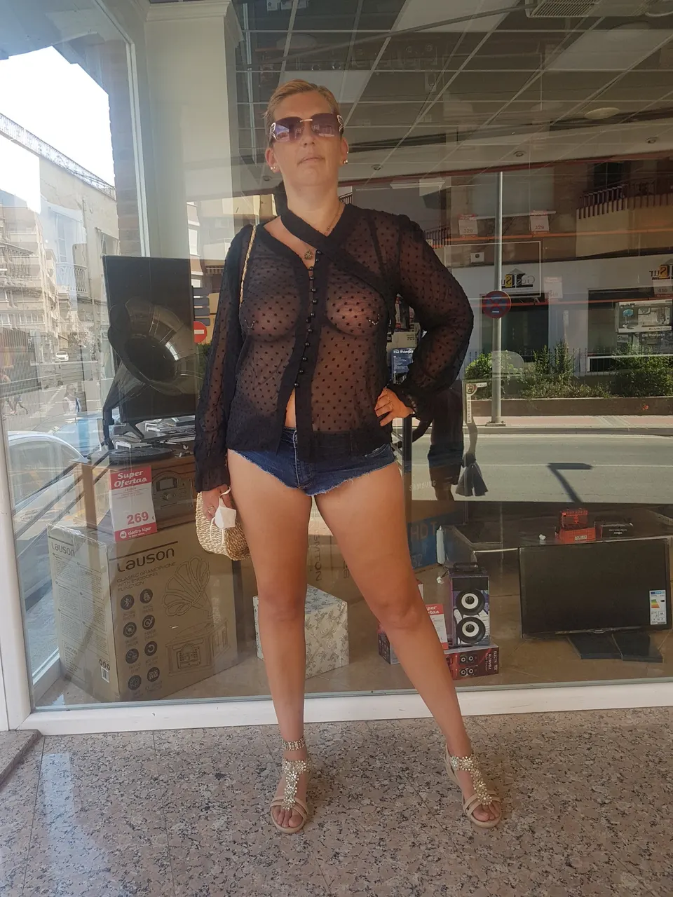 Esta milf te muestra y...