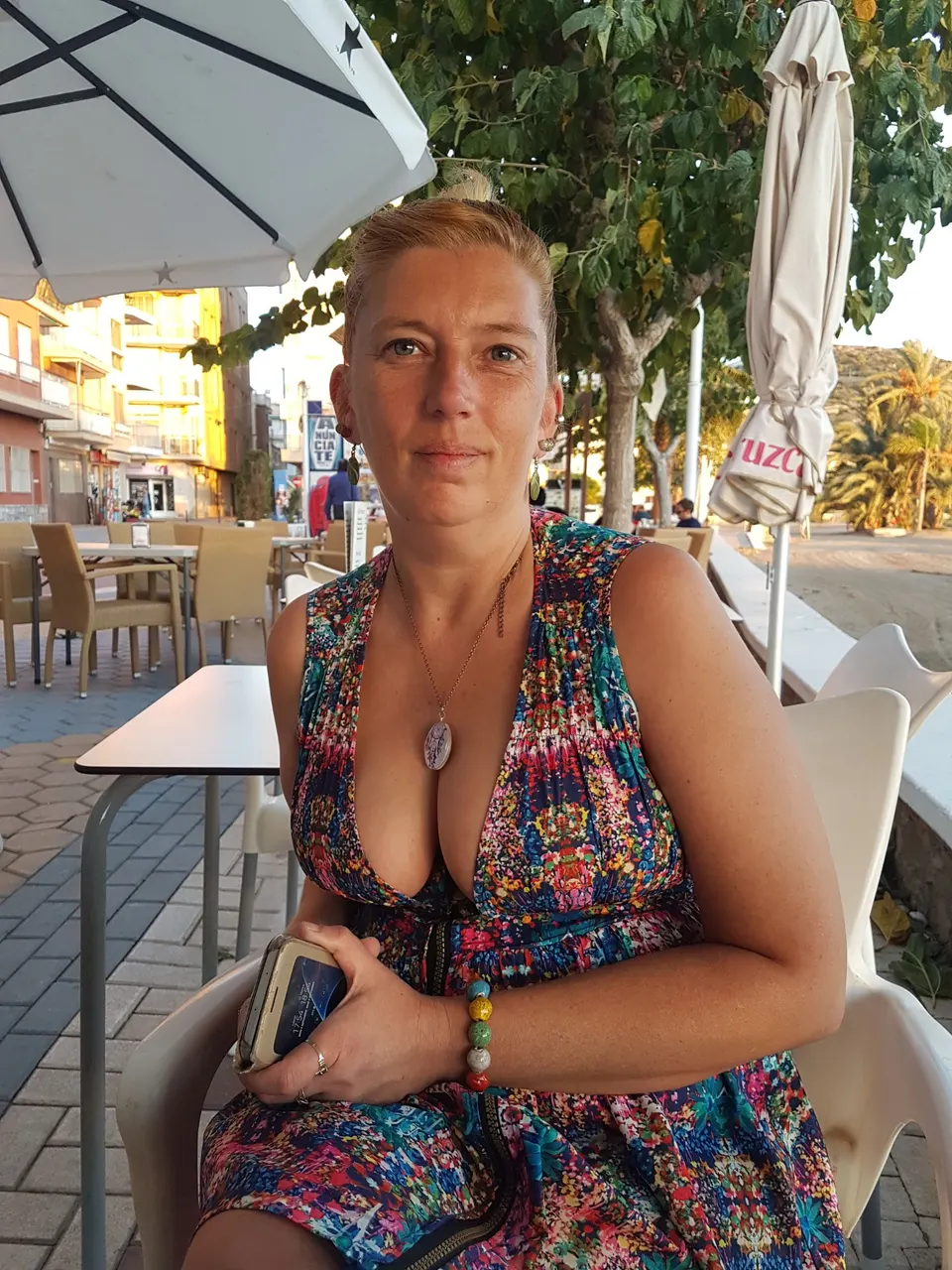 Esta milf te muestra y...