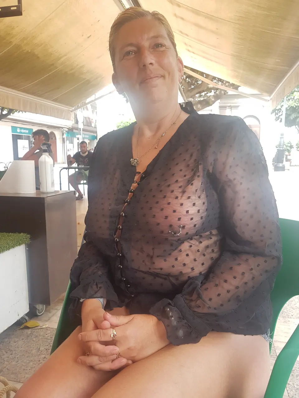 Esta milf te muestra y...