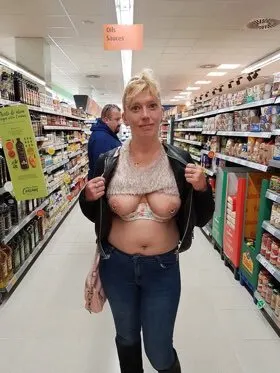 Esta milf te muestra y...