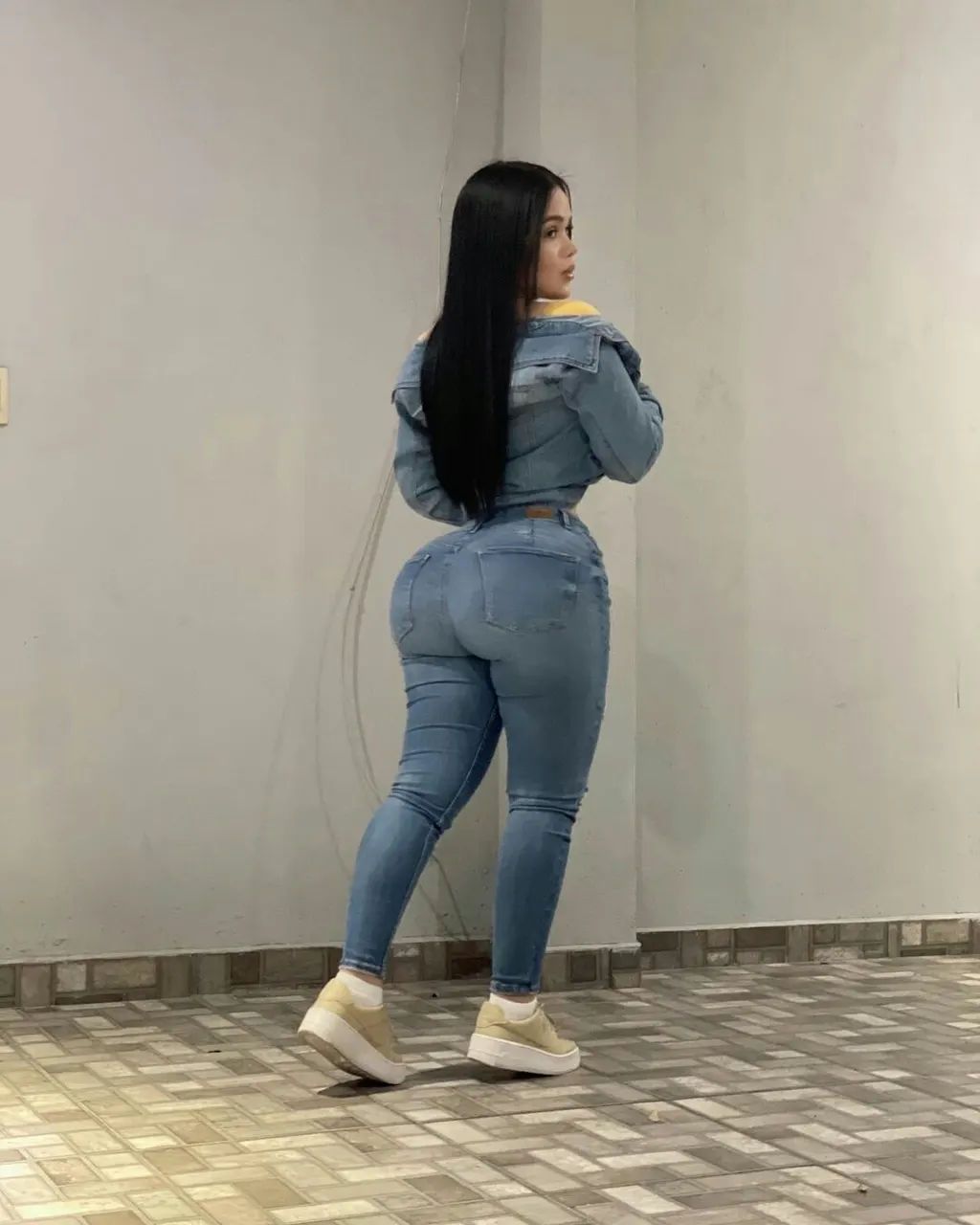 Diosa buenota, culona y tetona de extrema calidad.
