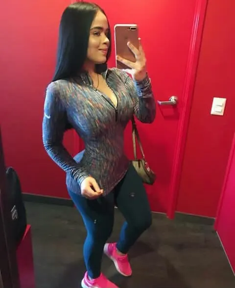 Diosa buenota, culona y tetona de extrema calidad.