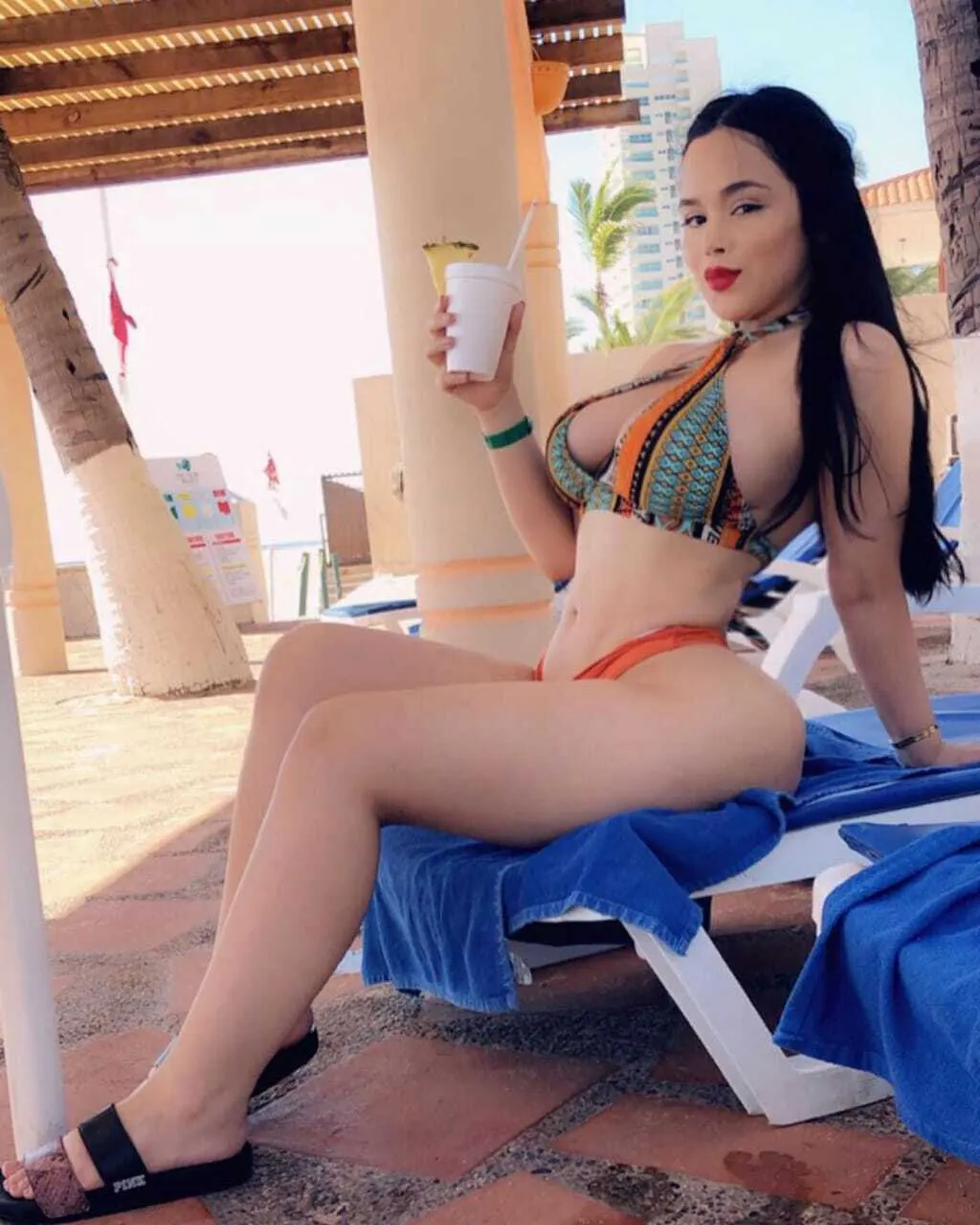 Diosa buenota, culona y tetona de extrema calidad.