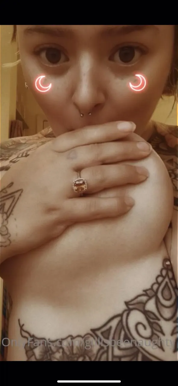 deliciosa tatuada tetona con estrías y lactando