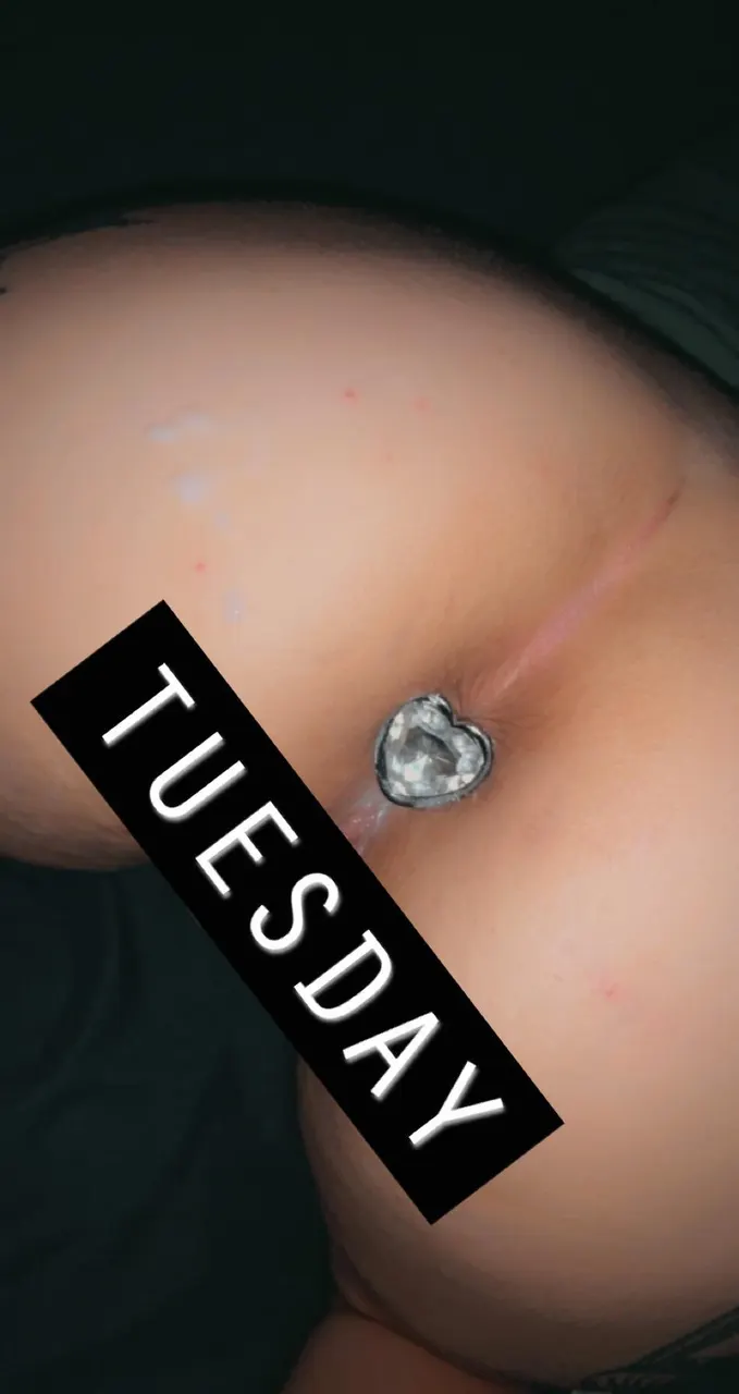 deliciosa tatuada tetona con estrías y lactando