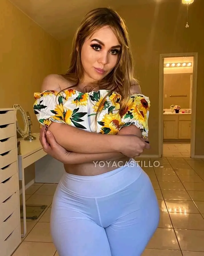 Y aqui la hermosa Yoya Castillo
