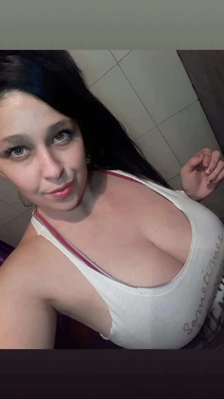 Karen😍 alguien tiene algo más de ella?