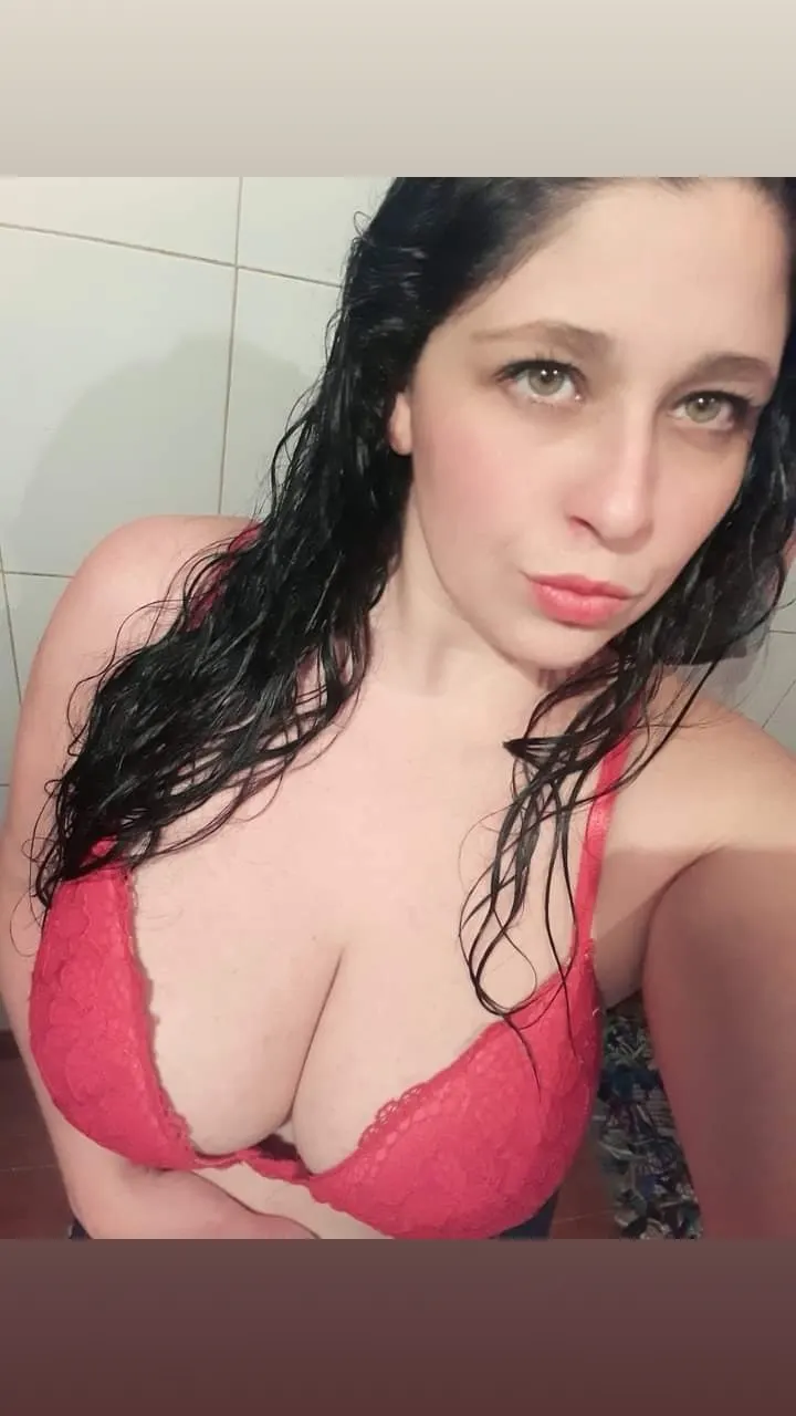 Karen😍 alguien tiene algo más de ella?
