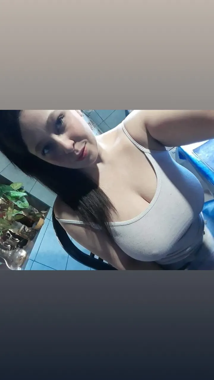 Karen😍 alguien tiene algo más de ella?